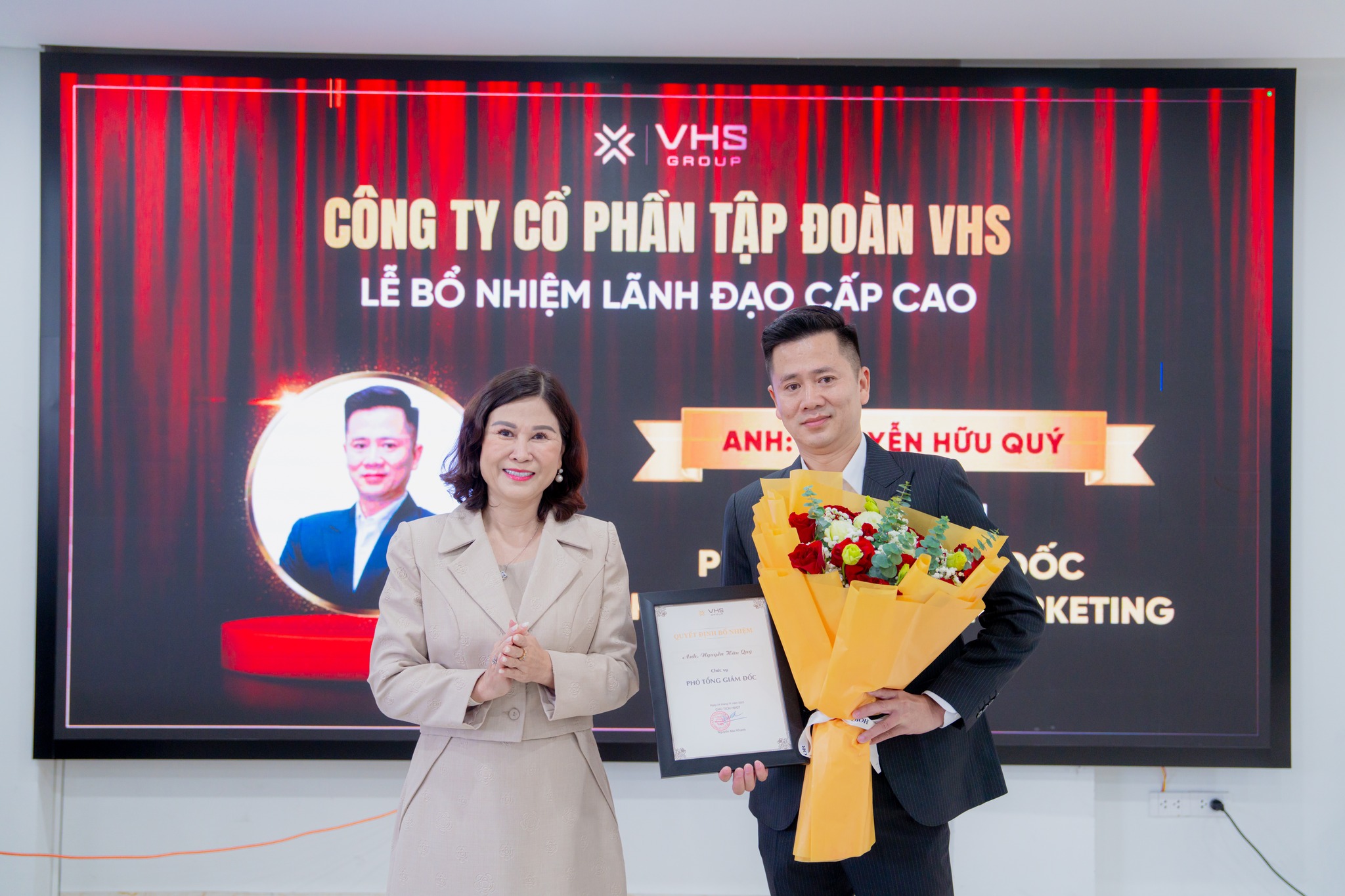 Chủ tịch HĐQT. Bà Nguyễn Mai Khanh trao quyết định bổ nhiệm Bà bổ nhiệm ông Nguyễn Hữu Quý giữ chức vụ Phó Tổng Giám đốc Thường trực phụ trách Sale & Marketing